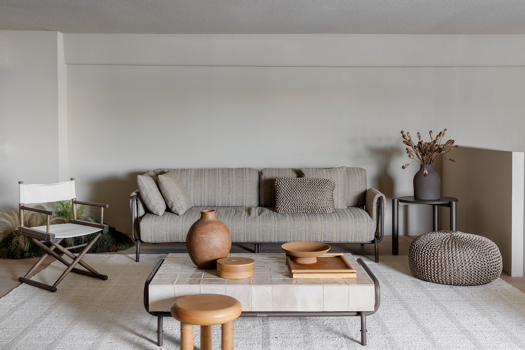 Ambiente com Sofá Alpendre, Cadeira St Tropez e peças de apoio