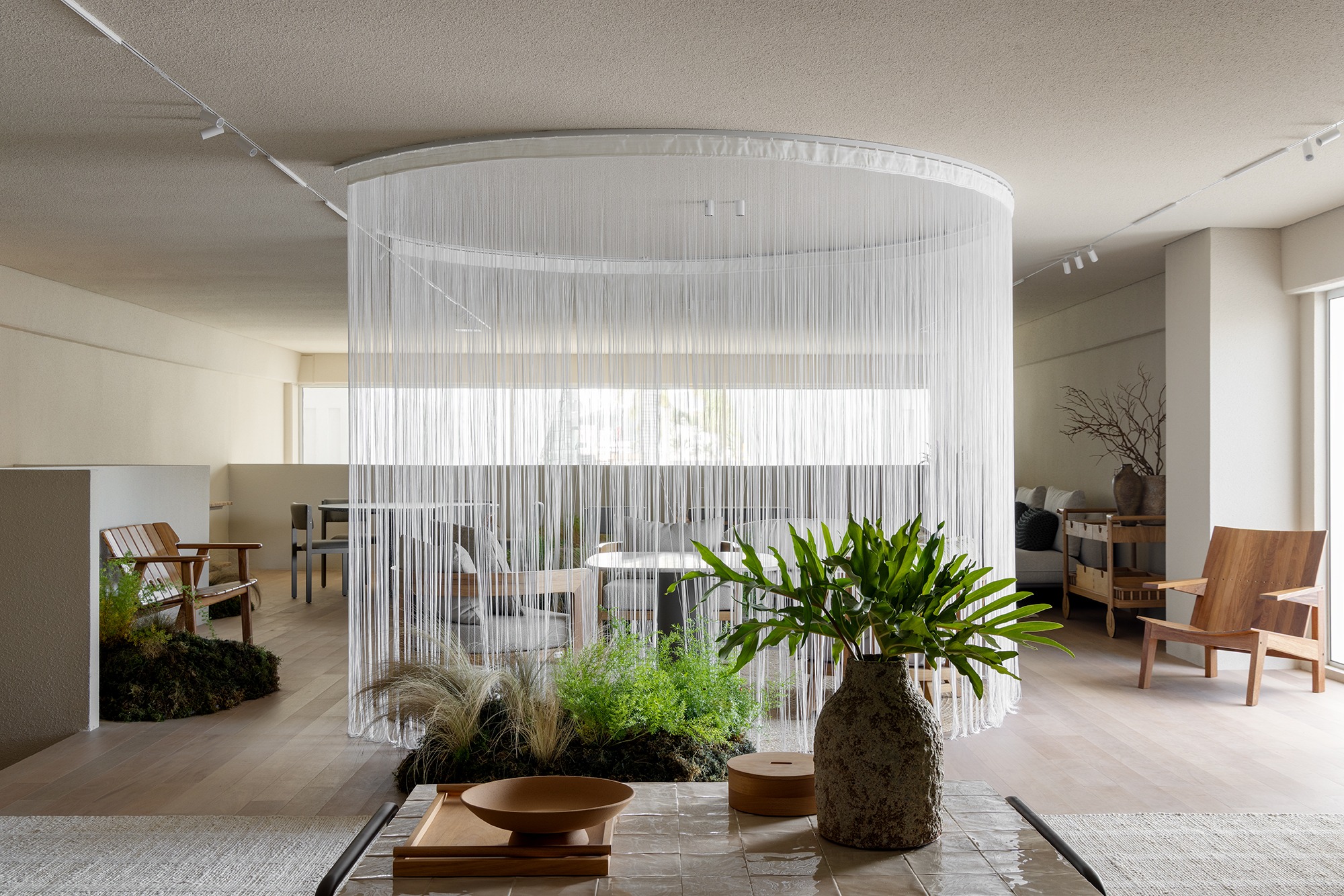 Showroom CASA 4 Elementos com Sofá Tajá, Poltrona Biguá e Mesa de centro Alpendre