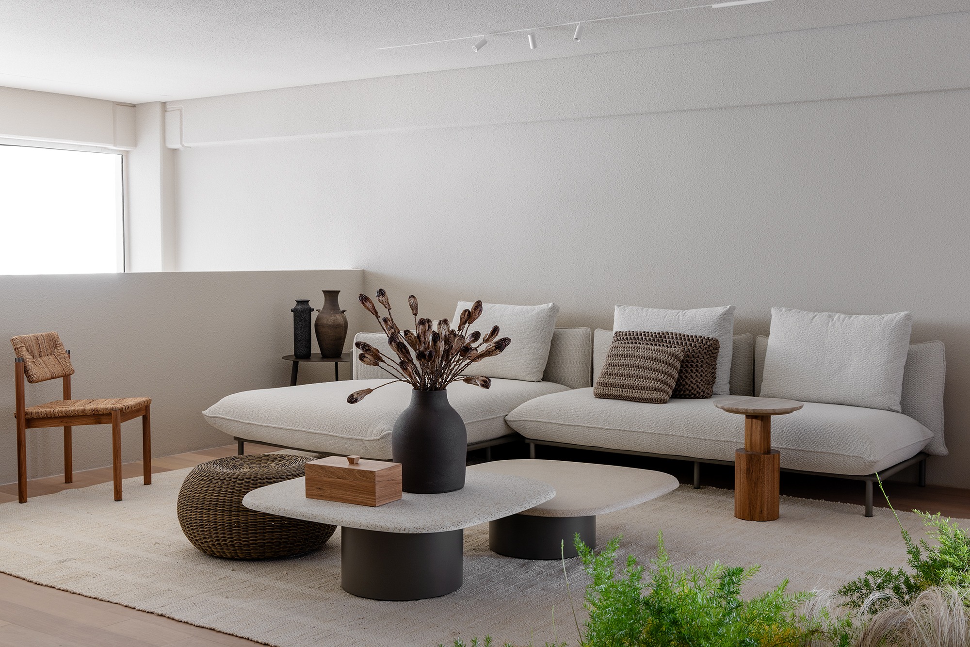 Ambiente com Sofá Cool Up, Cadeira Camuçu e mesas de apoio