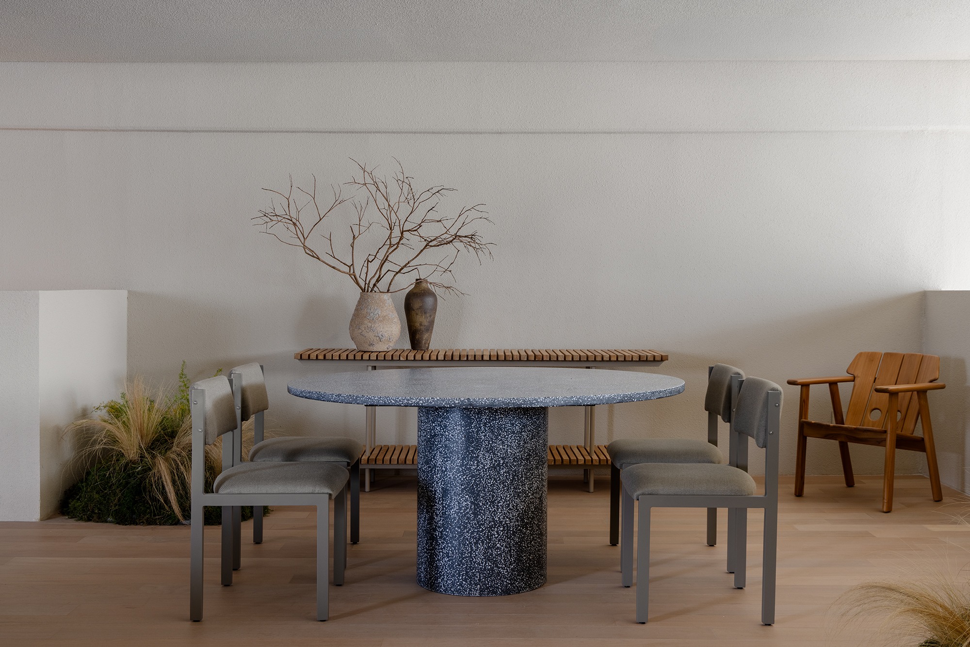 Sala de jantar com Mesa Cilíndrica, Cadeiras Modernistas, Aparador Singapura e Poltrona Tajá