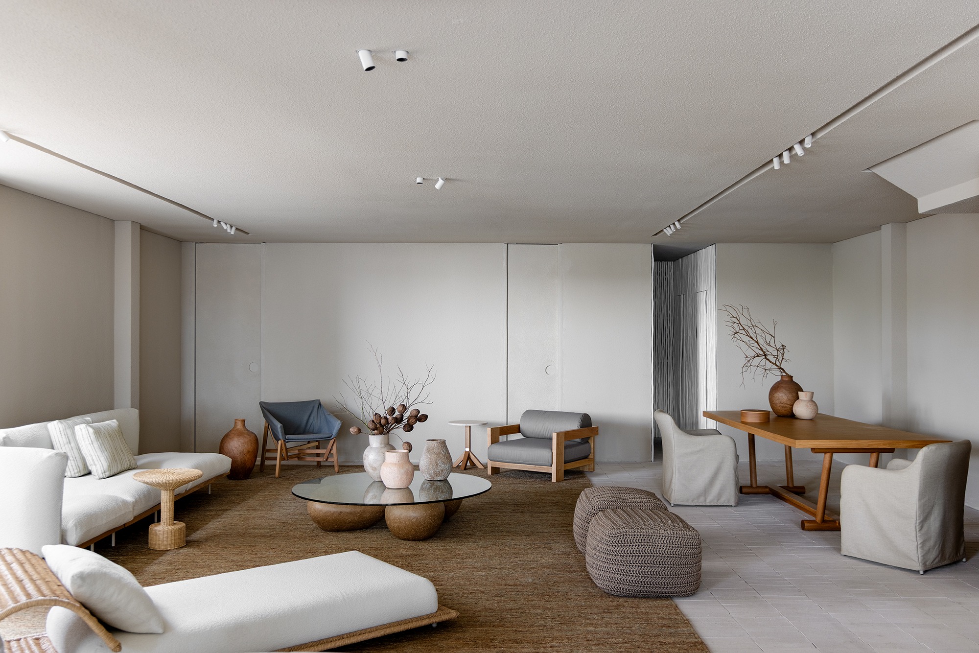 Composição externa com Poltrona Atelier, Mesa Kalos e peças de apoio