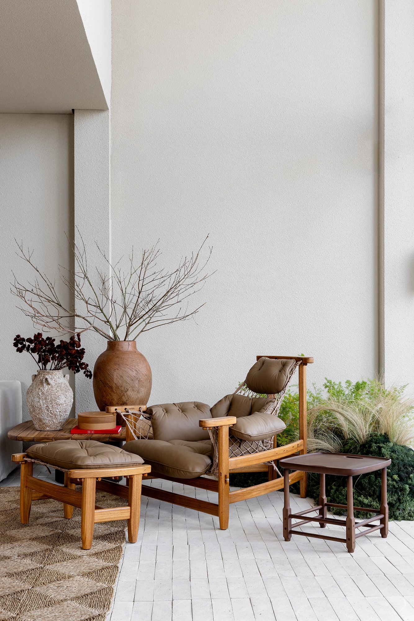 Ambiente com Poltrona e Banqueta Jangada, Banco Magrini e Mesa Natural Teka