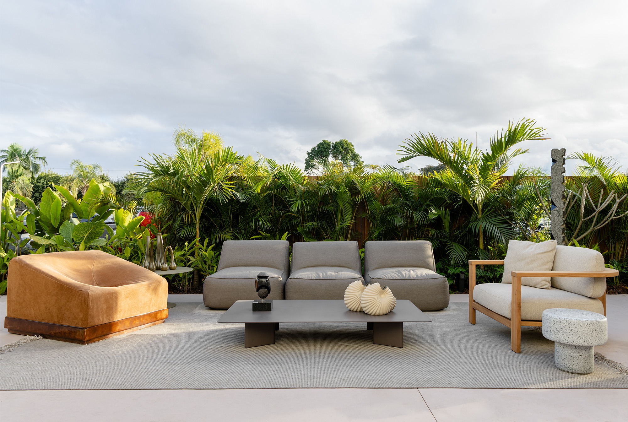 Ambiente externo com Poltronas Prisma, Uni e Trindade