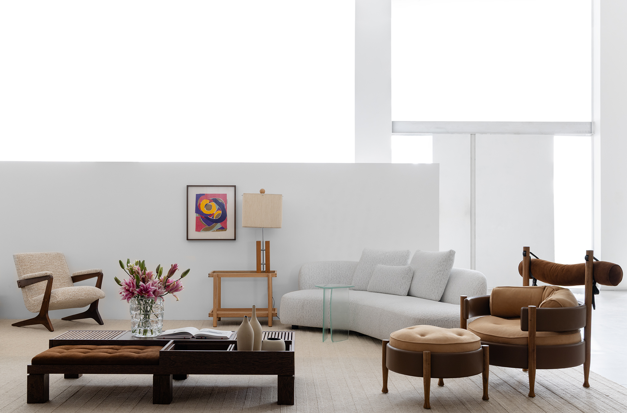 Ambiente com Poltrona Vivi, Sofá Dunas Bax e clássicos do design brasileiro