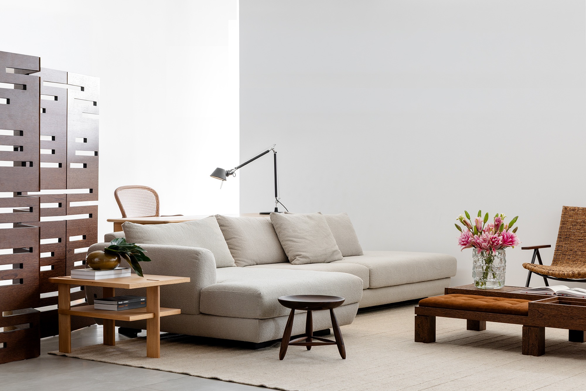 Ambiente com Sofá Bolonha, Biombo Entrever e peças em fibras naturais