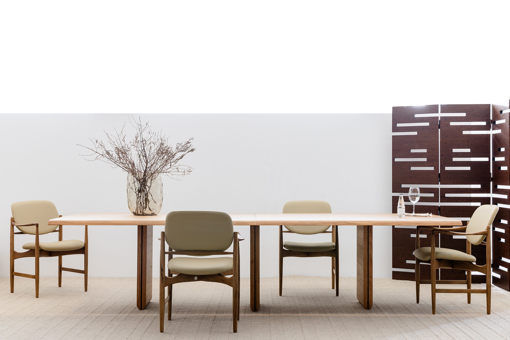 Sala de jantar com Mesa Beiral, Cadeiras Logan e Biombo Entrever