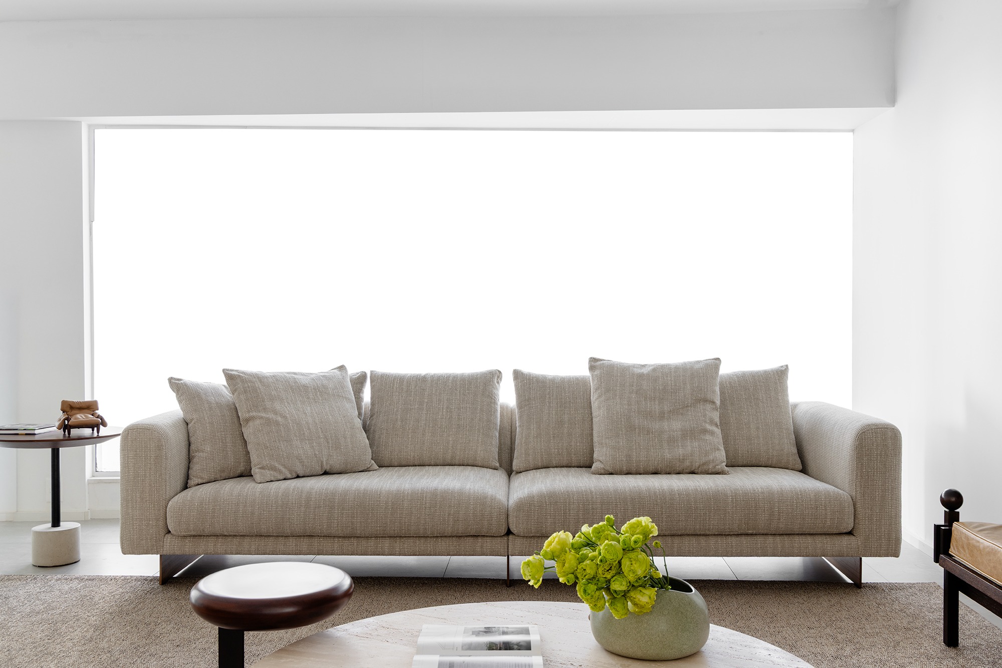 Ambiente minimalista com Sofá Kyoto e Mesa lateral Pistão