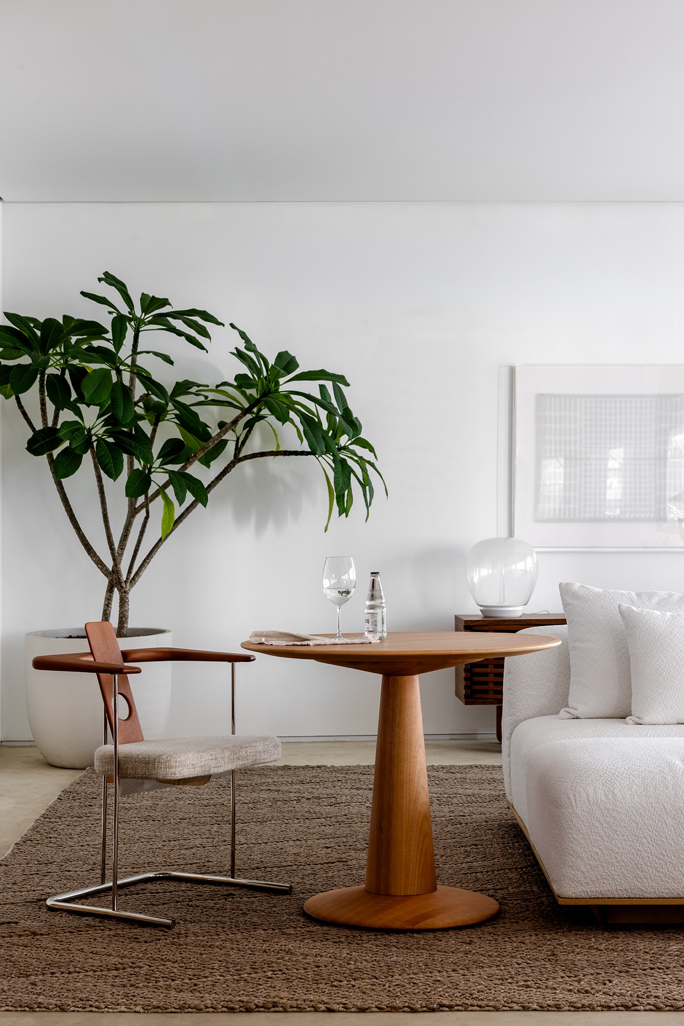 Ambiente com Cadeira Daav e Mesa de jantar Mac