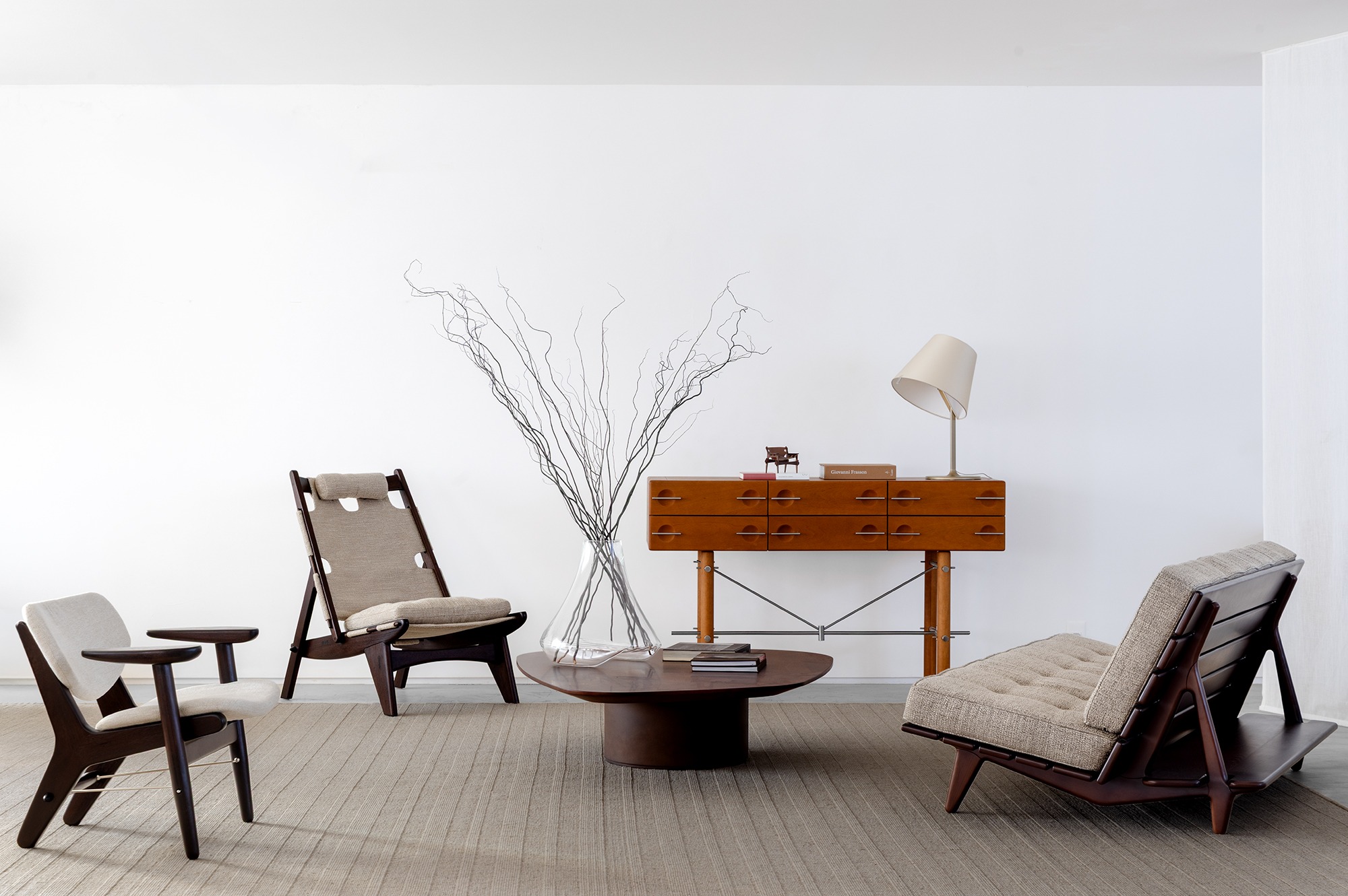 Ambiente com Poltrona Aviador, Poltrona Max, Cômoda Bianca e Sofá Hauner