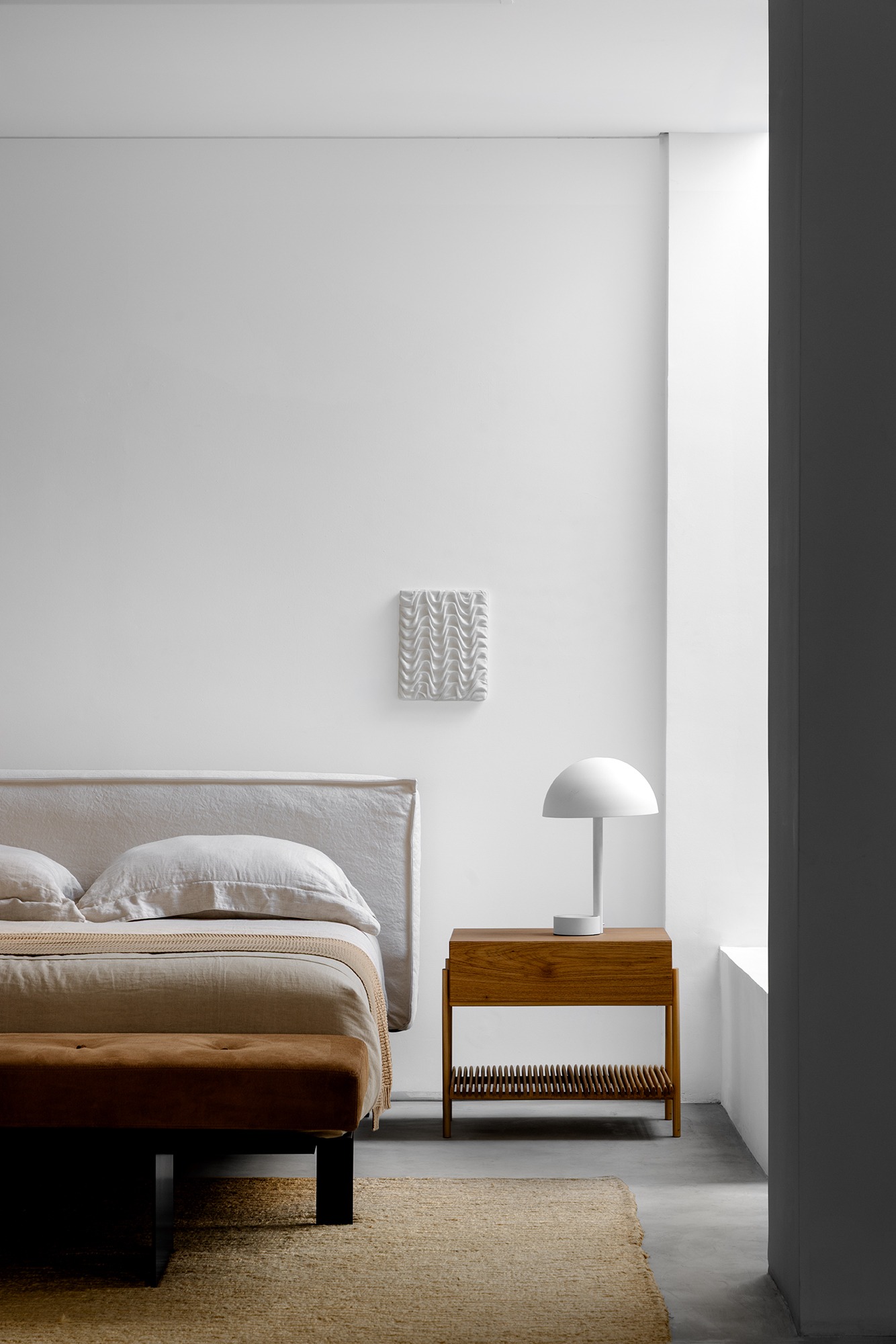 Quarto com Cama Less, Luminária Copa e Mesa de cabeceira Alice