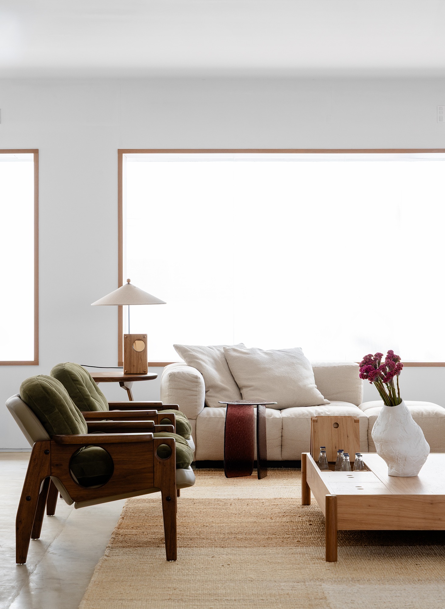 Sala com Poltronas Tete, Sofá Block e Luminária Xibô